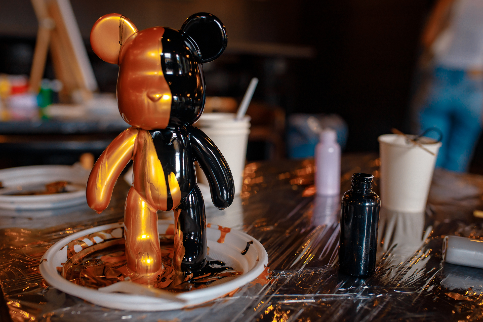 Роспись мишки Bearbricks в технике флюид-арт